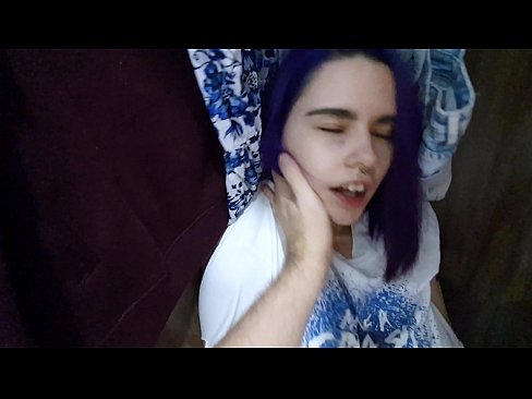 ❤️ I kitea taku tuahine i roto i te kaapata ka awhina ia ia ki te cum ataata porn i a matou